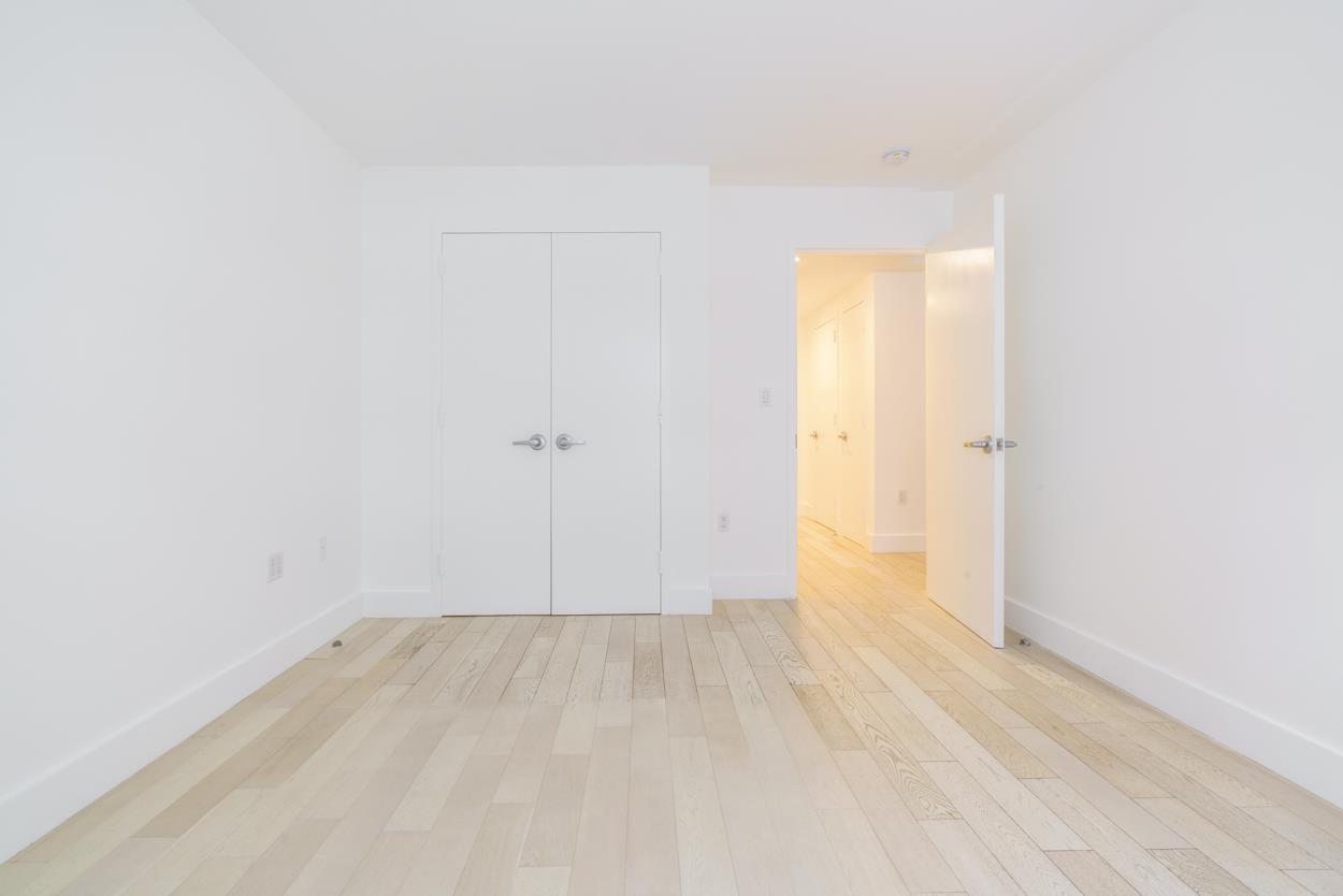 Large 1-bed For Immediate Occupancy By Lic Waterfront Property Photo 5