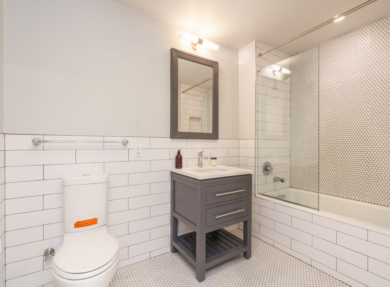 Large 1-bed For Immediate Occupancy By Lic Waterfront Property Photo 6