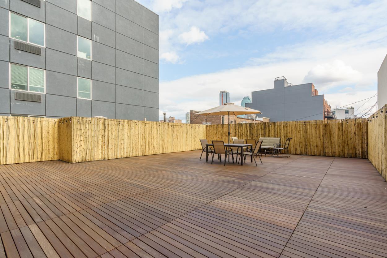 Large 1-bed For Immediate Occupancy By Lic Waterfront Property Photo 11