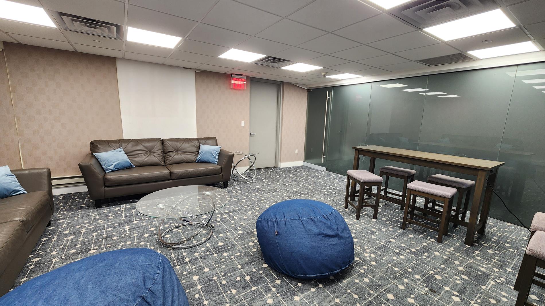 Large 1-bed For Immediate Occupancy By Lic Waterfront Property Photo 14