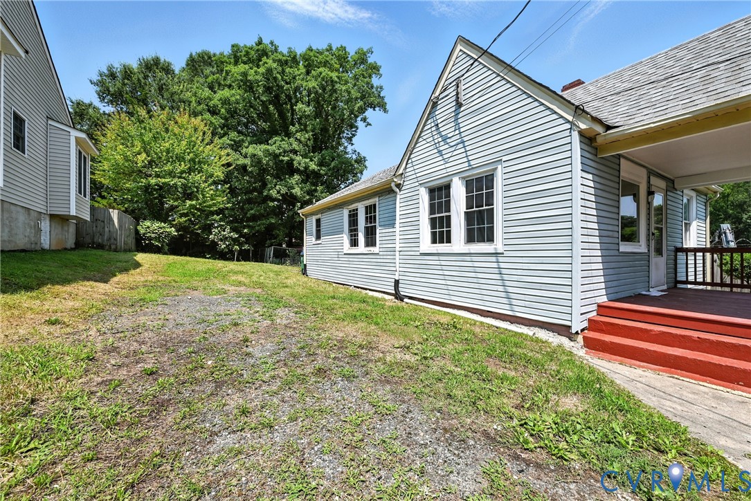 1503 Columbia St Property Photo 3
