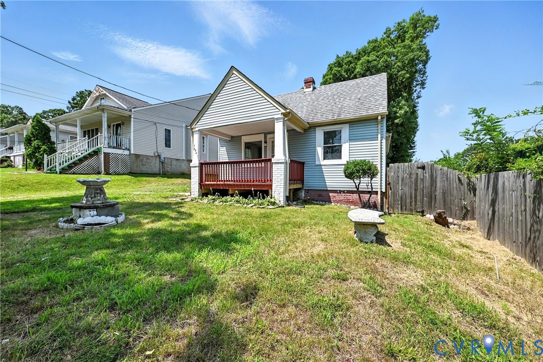 1503 Columbia St Property Photo 4