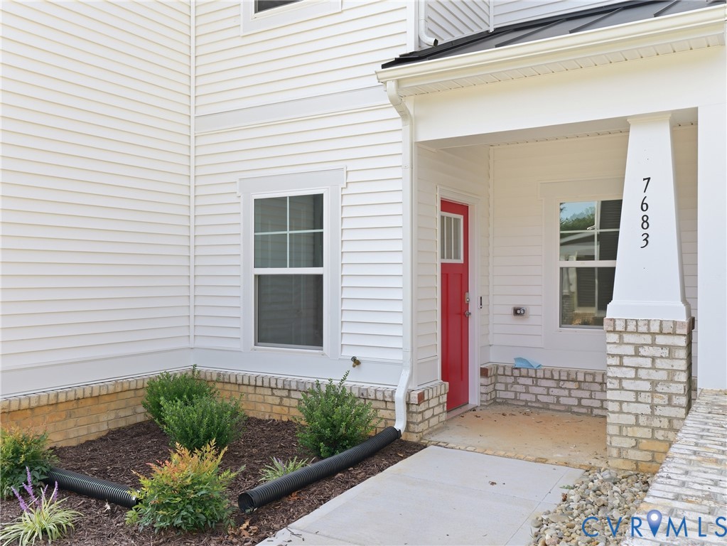 7683 Lloyd Ter Property Photo 3