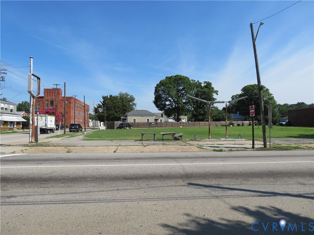 717 W Washington St Property Photo 3