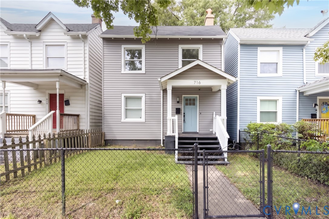 716 E Gladstone Ave Property Photo 1