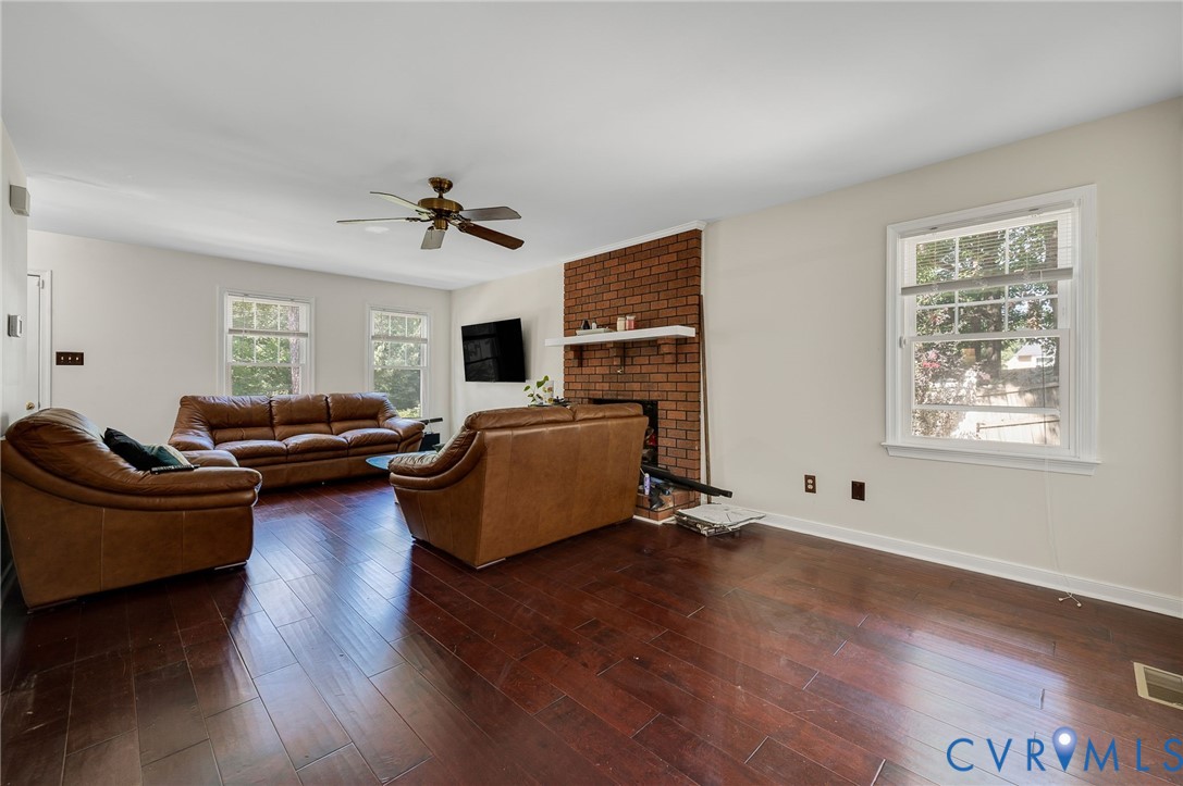 7236 Hartsdale Ct Property Photo 4