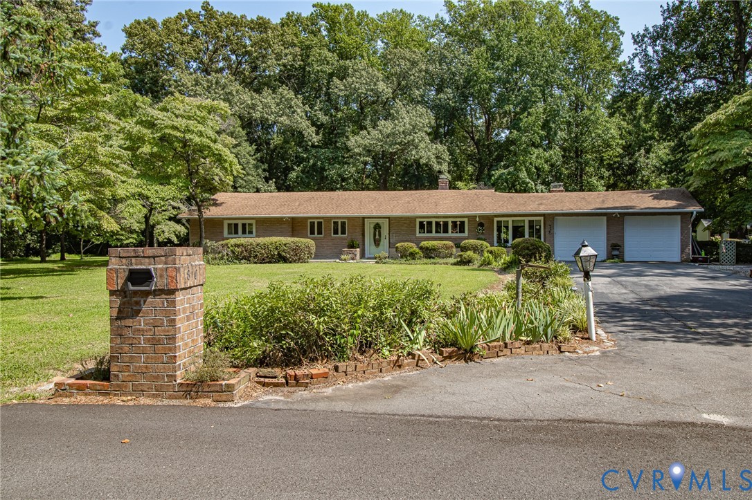 810 Mansion Dr Property Photo 2
