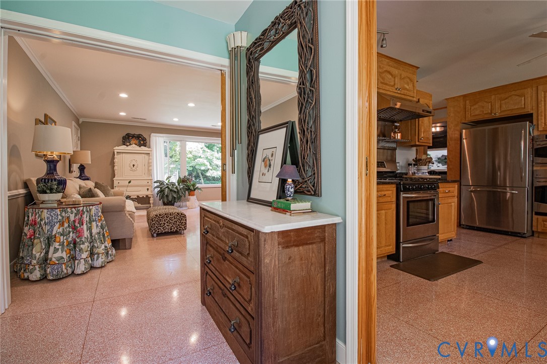 810 Mansion Dr Property Photo 6