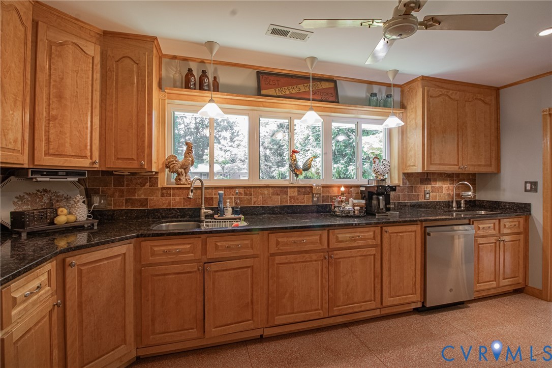 810 Mansion Dr Property Photo 18