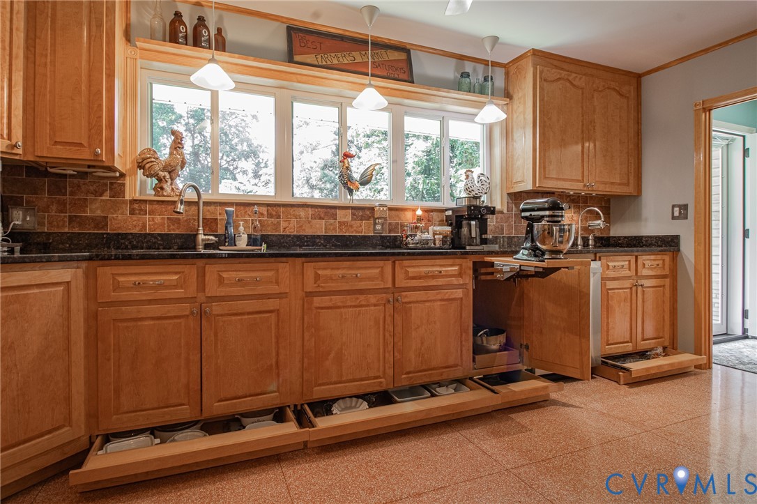 810 Mansion Dr Property Photo 19