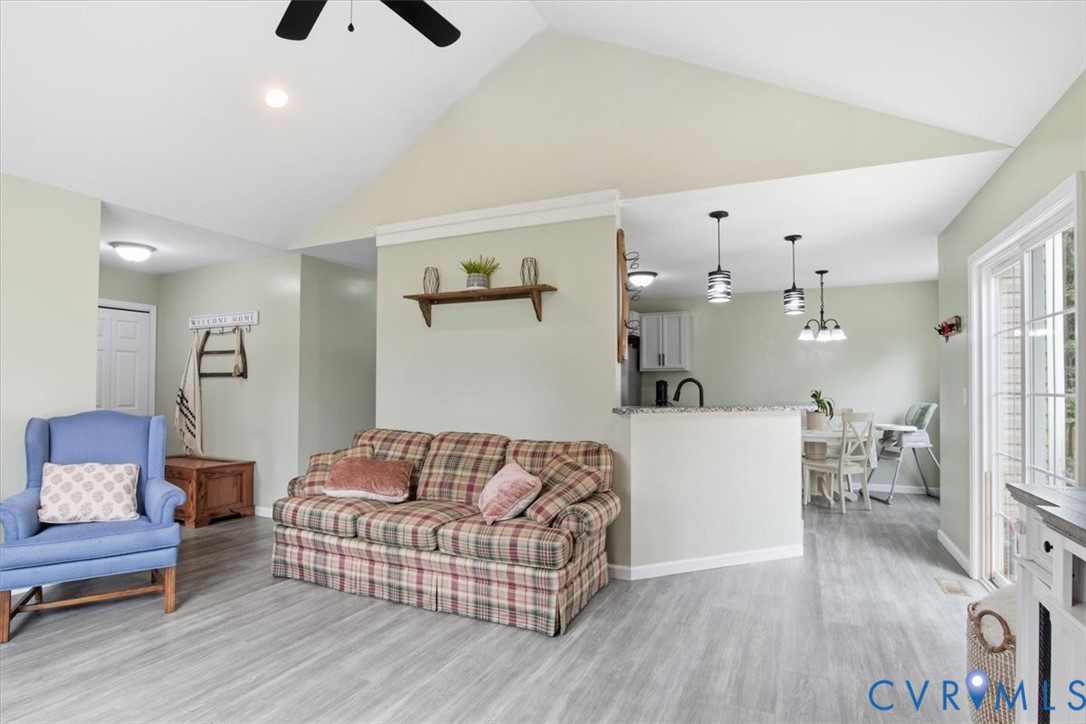 635 Spring Rd Property Photo 11