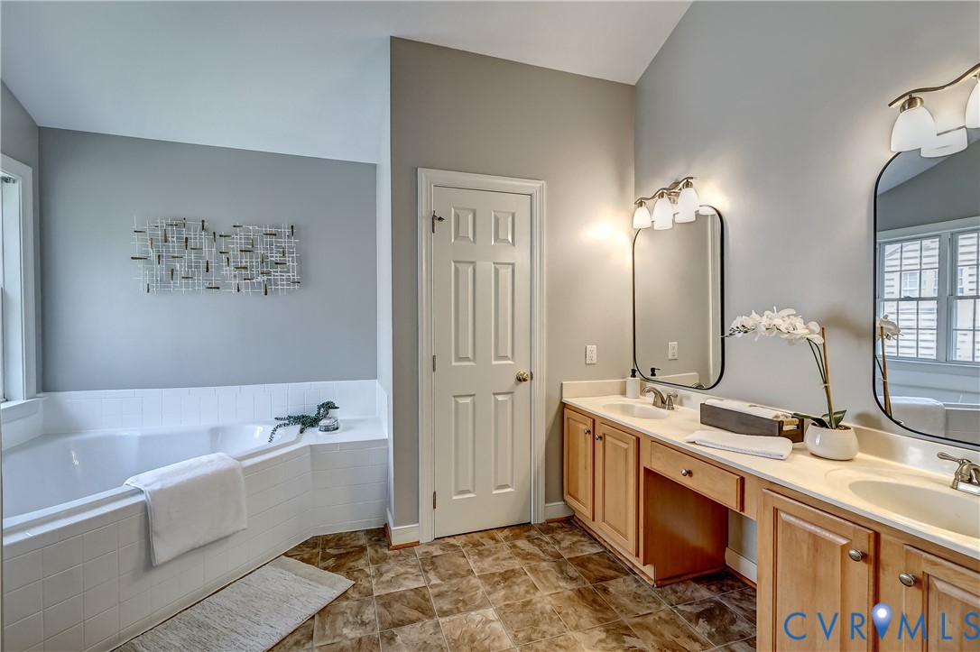 1325 Hawkins Wood Cir Property Photo 32
