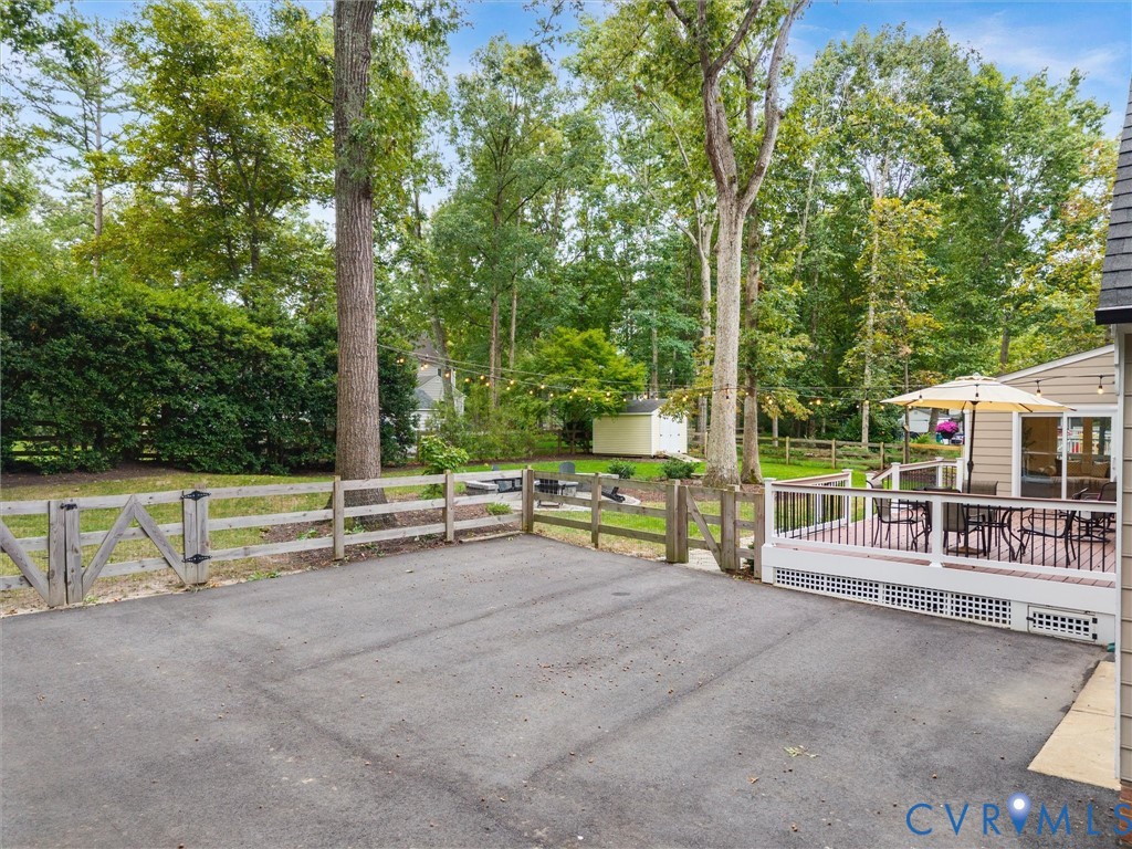 2361 Edgeview Ln Property Photo 7