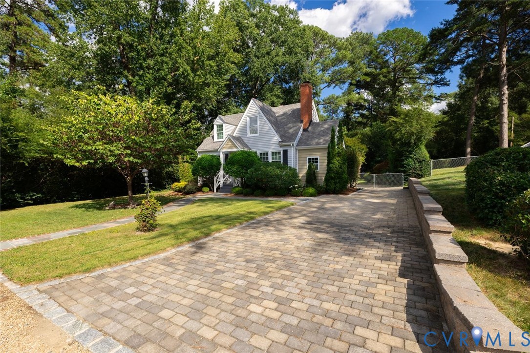1211 Hollins Rd Property Photo 3
