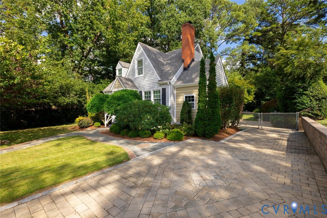 1211 Hollins Rd Property Photo 4