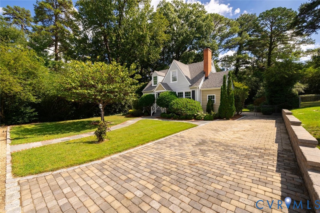 1211 Hollins Rd Property Photo 5
