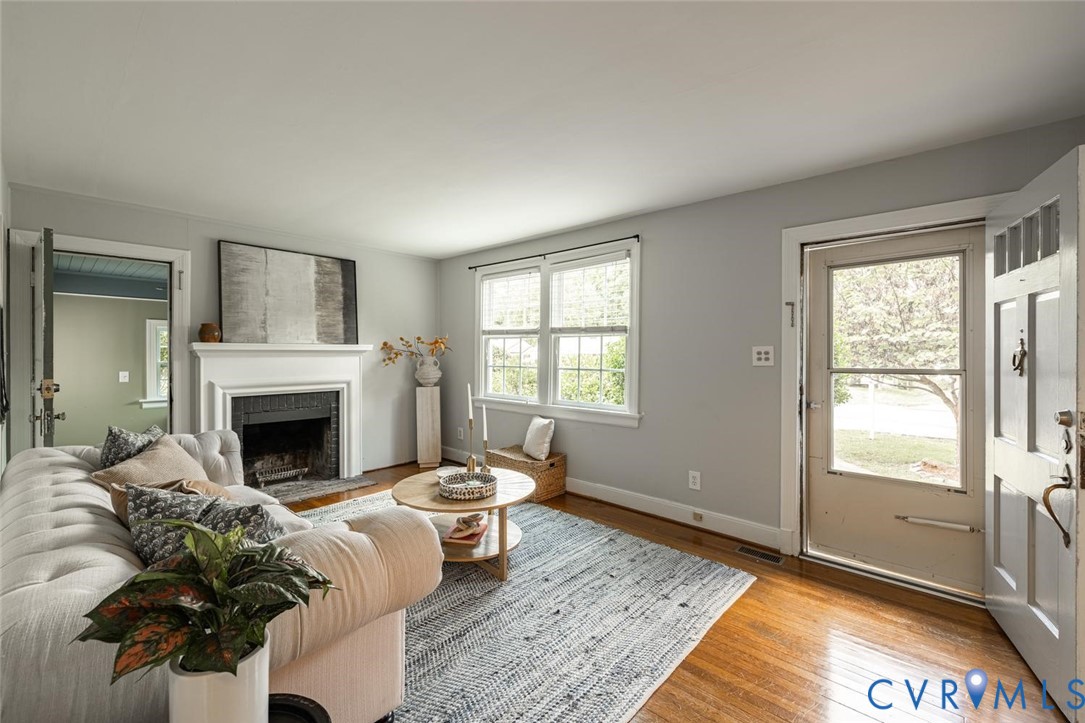 1211 Hollins Rd Property Photo 8