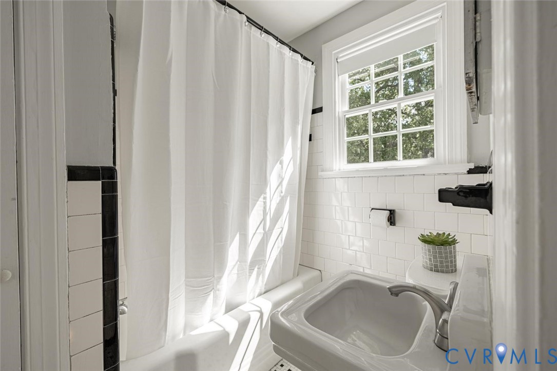 1211 Hollins Rd Property Photo 35