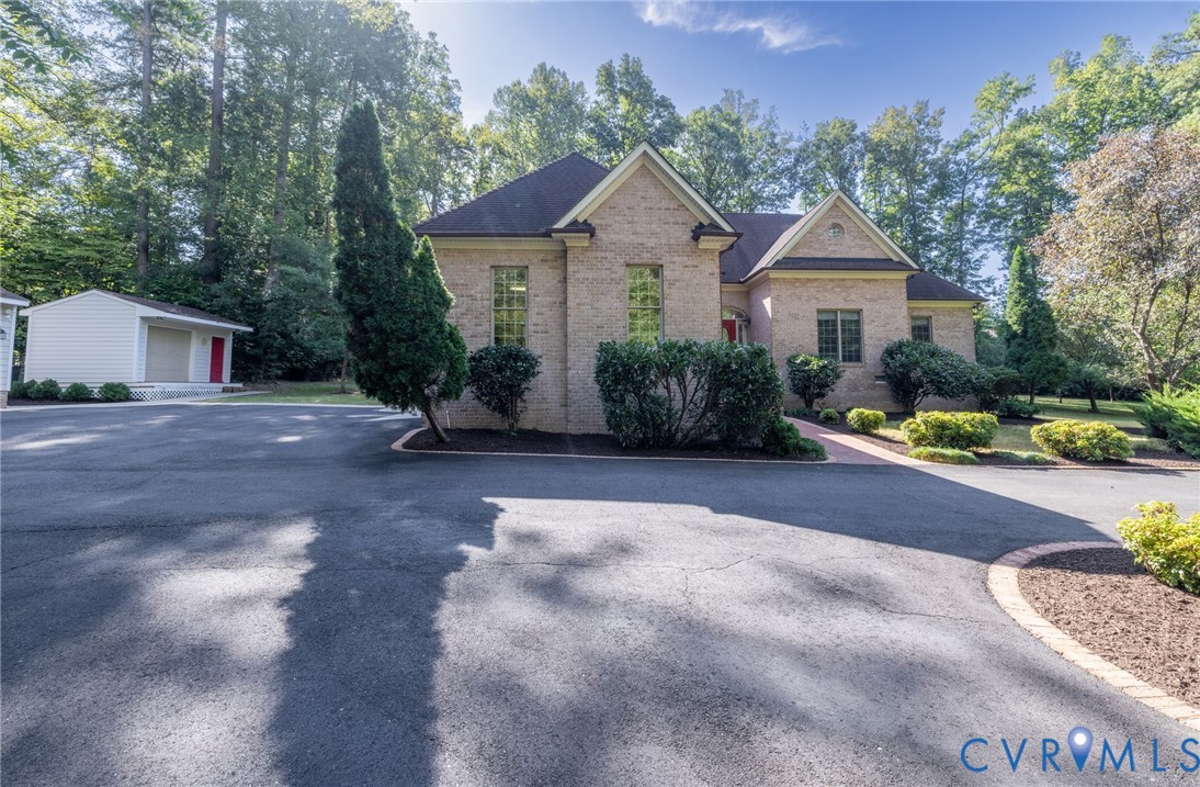 365 Hamlet Rd Property Photo 3