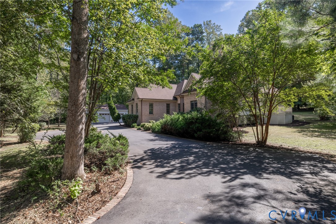 365 Hamlet Rd Property Photo 4