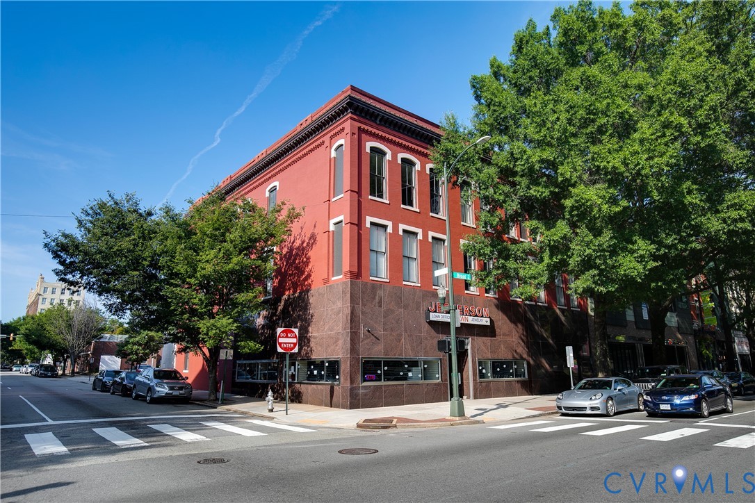 119 E Broad St Property Photo 4