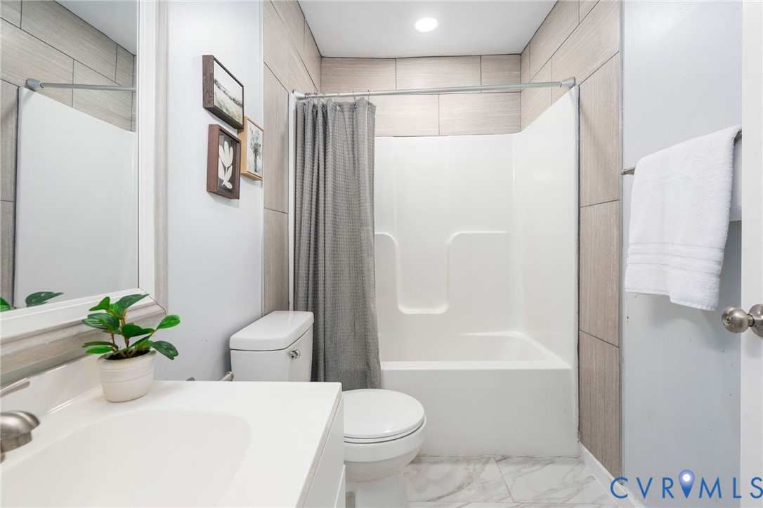 209 E 15th St Property Photo 30