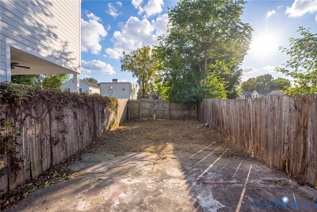 209 E 15th St Property Photo 35