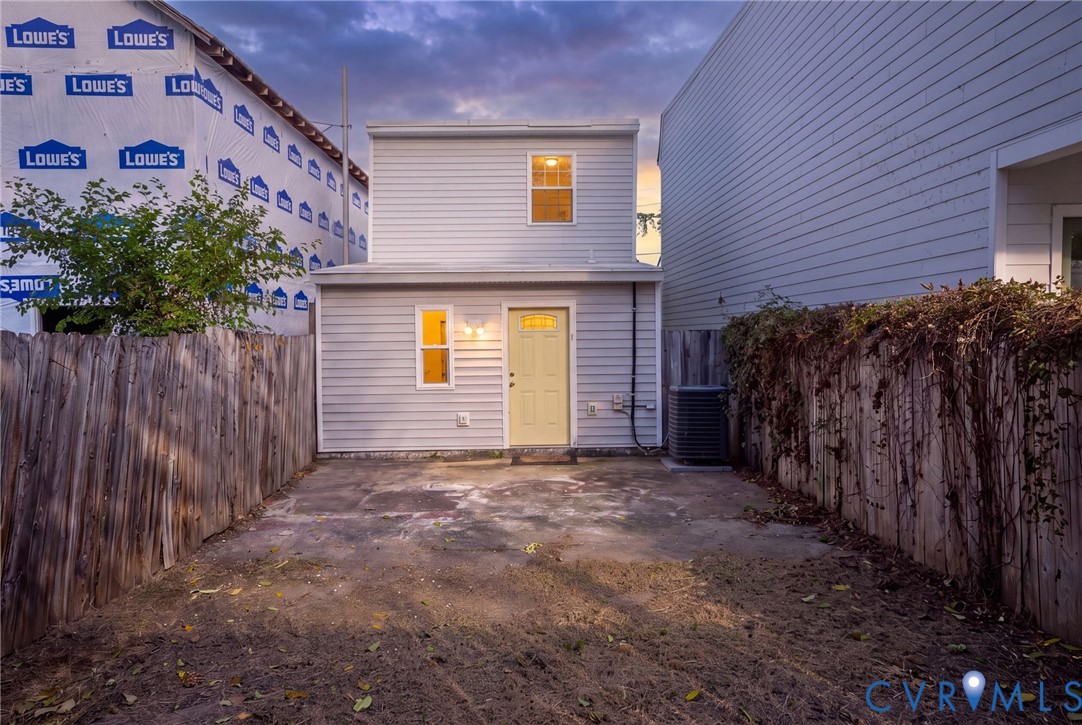209 E 15th St Property Photo 39