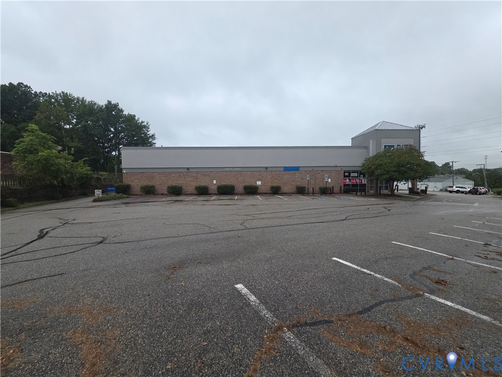 2305 Oaklawn Blvd Property Photo 2