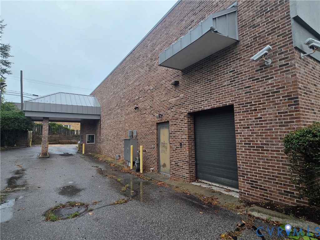 2305 Oaklawn Blvd Property Photo 8