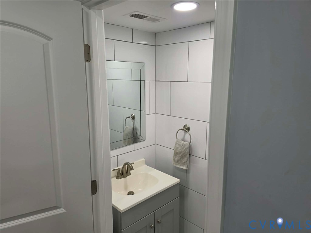 1351 Minefee St Property Photo 8