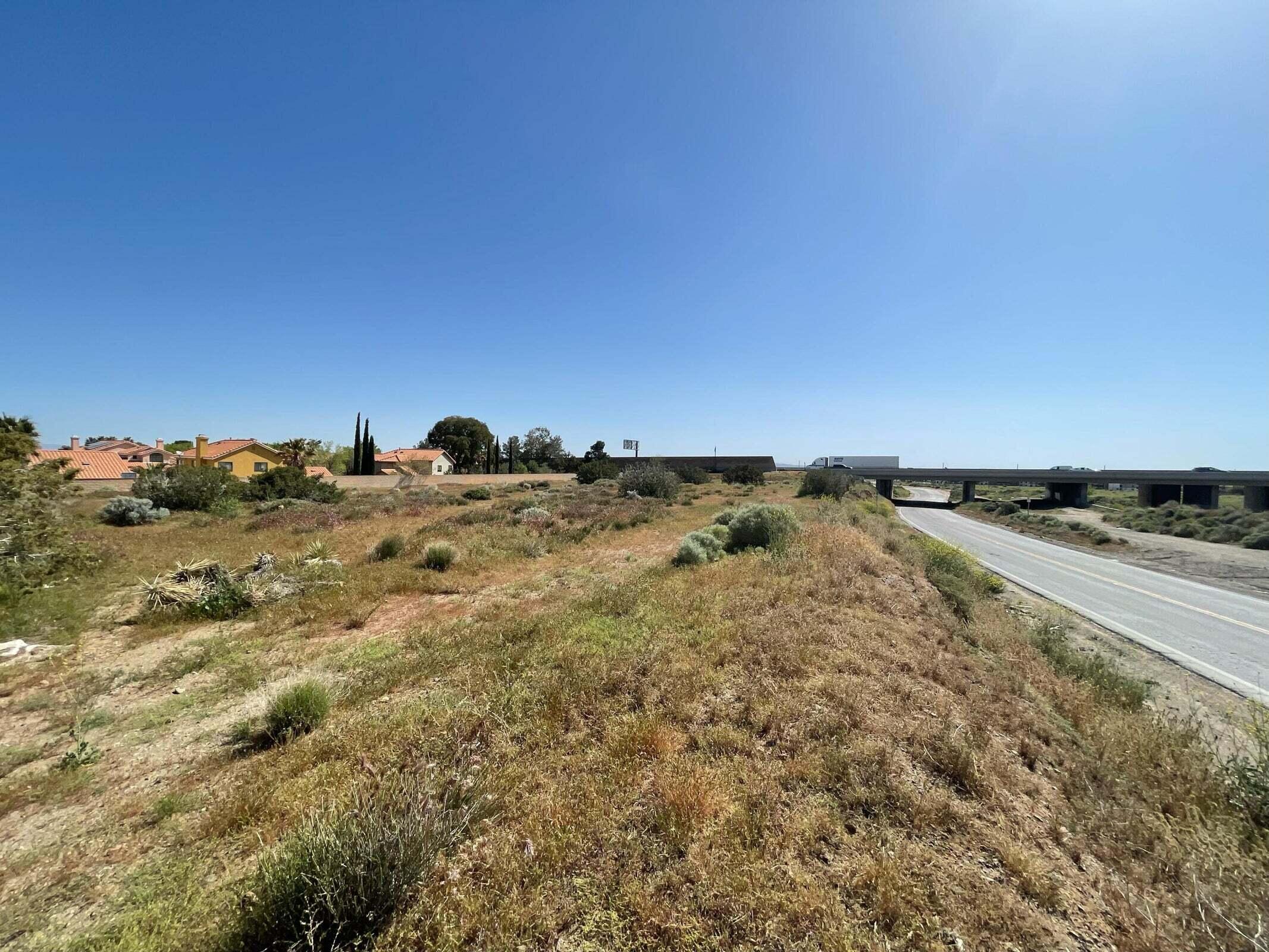 Av Freeway And Rayburn Property Photo 6