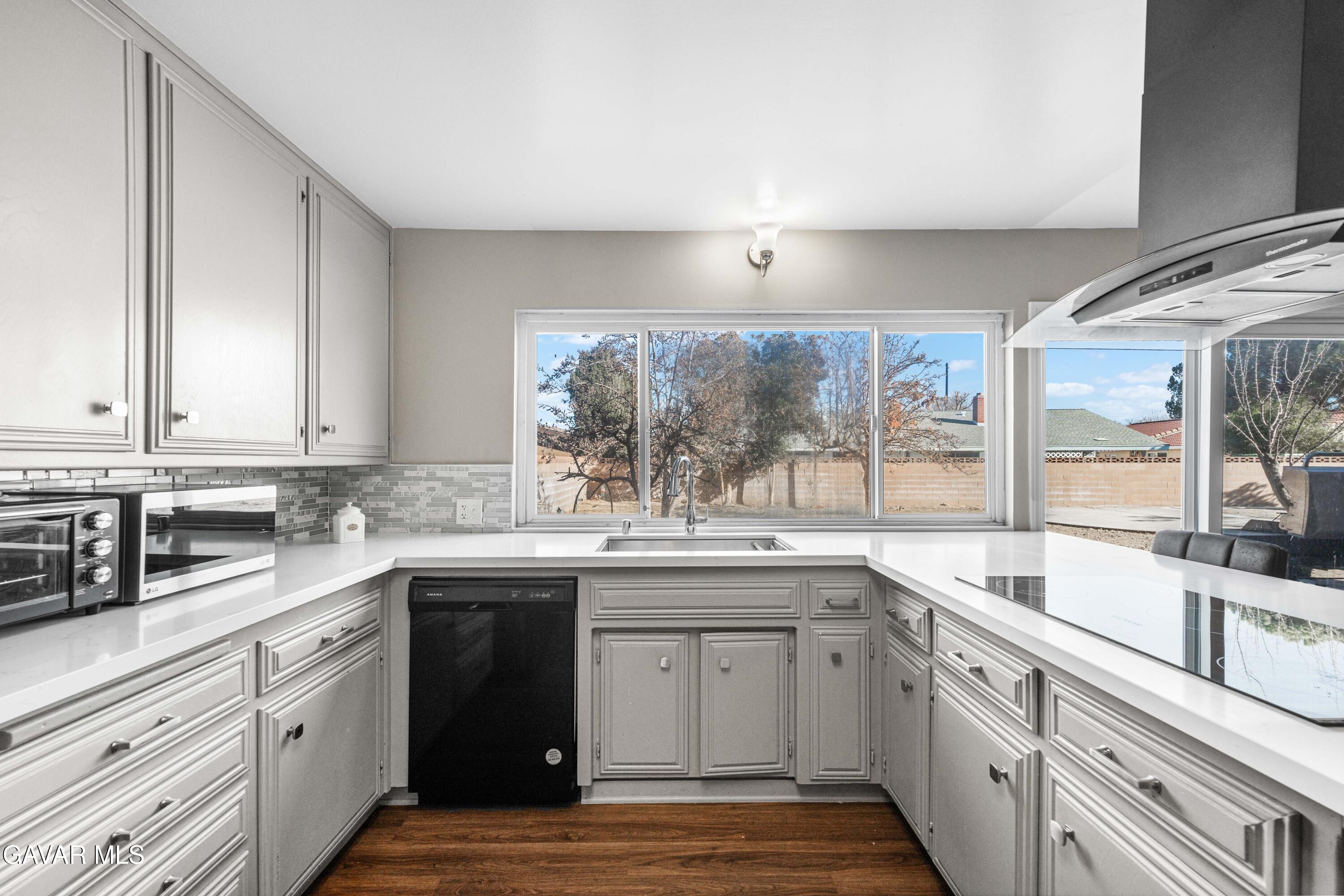 44028 Halcom Avenue Property Photo 8