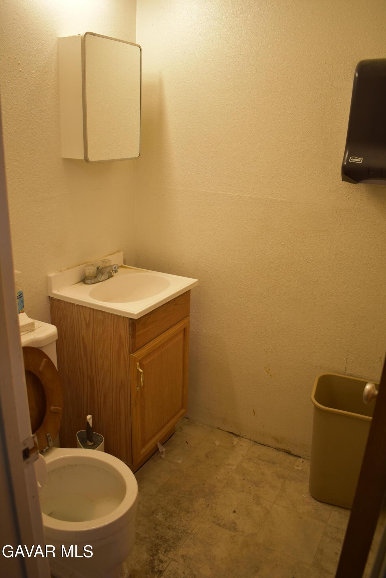 656 W Lancaster Boulevard Property Photo 8