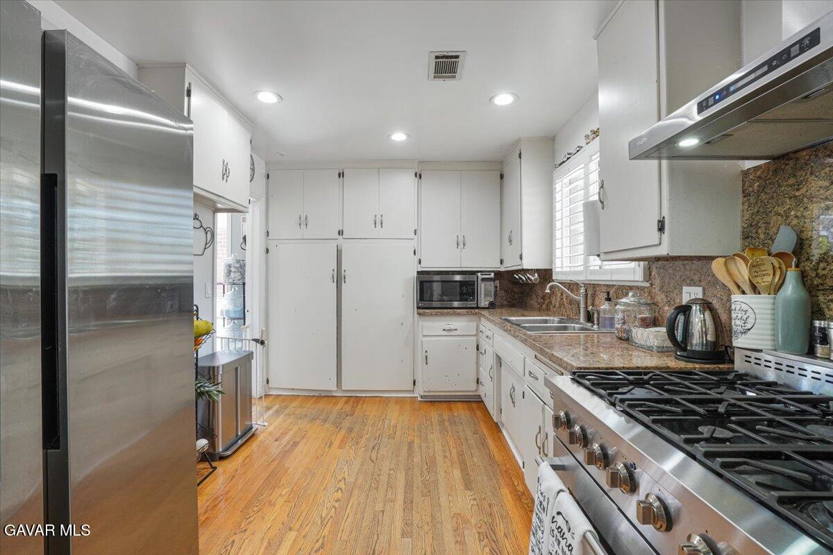 16038 Devonshire Street Property Photo 11