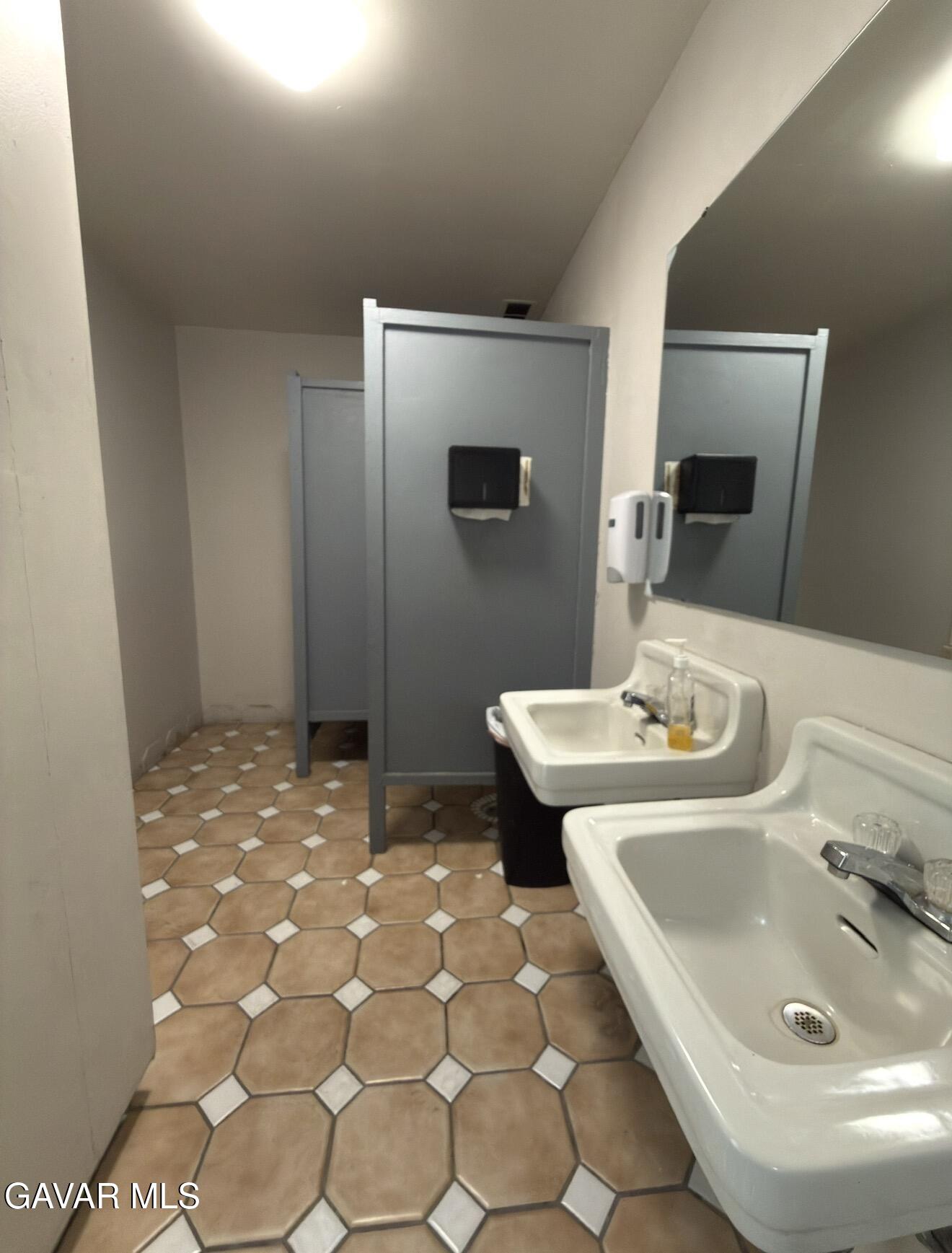 224 W W Lancaster Boulevard Property Photo 5