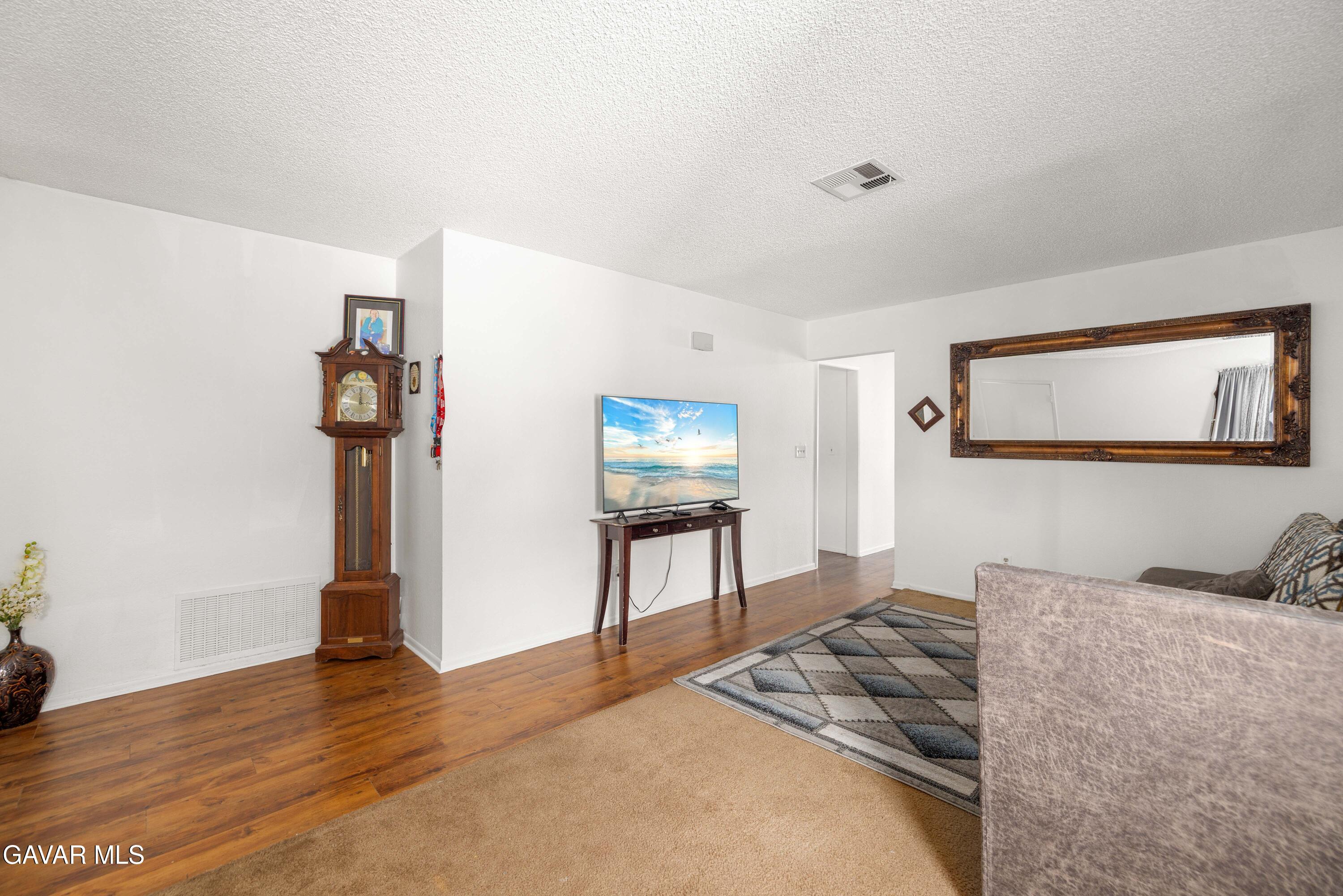 38511 Carolside Avenue Property Photo 3