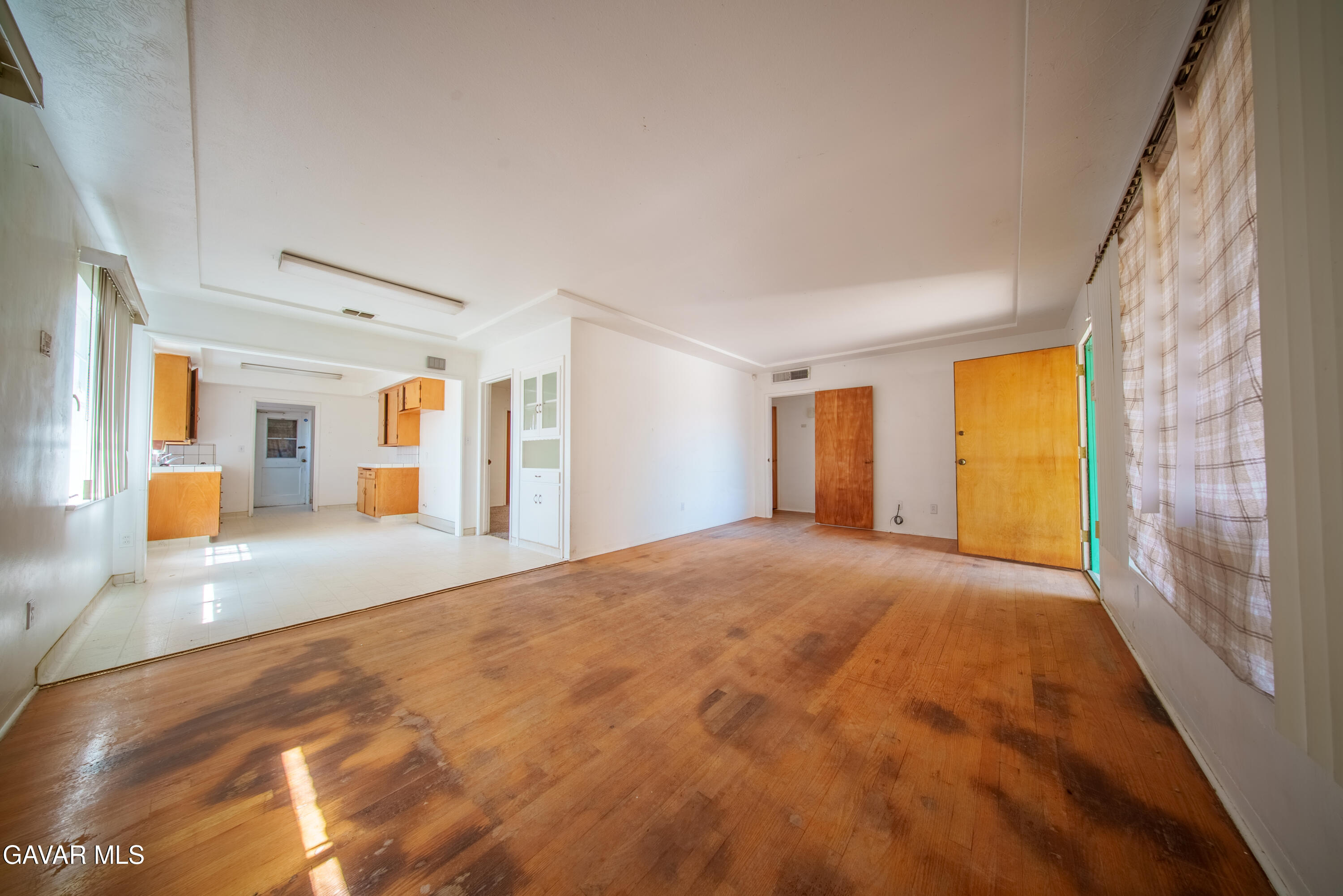 2709 Peerless Avenue Property Photo 2