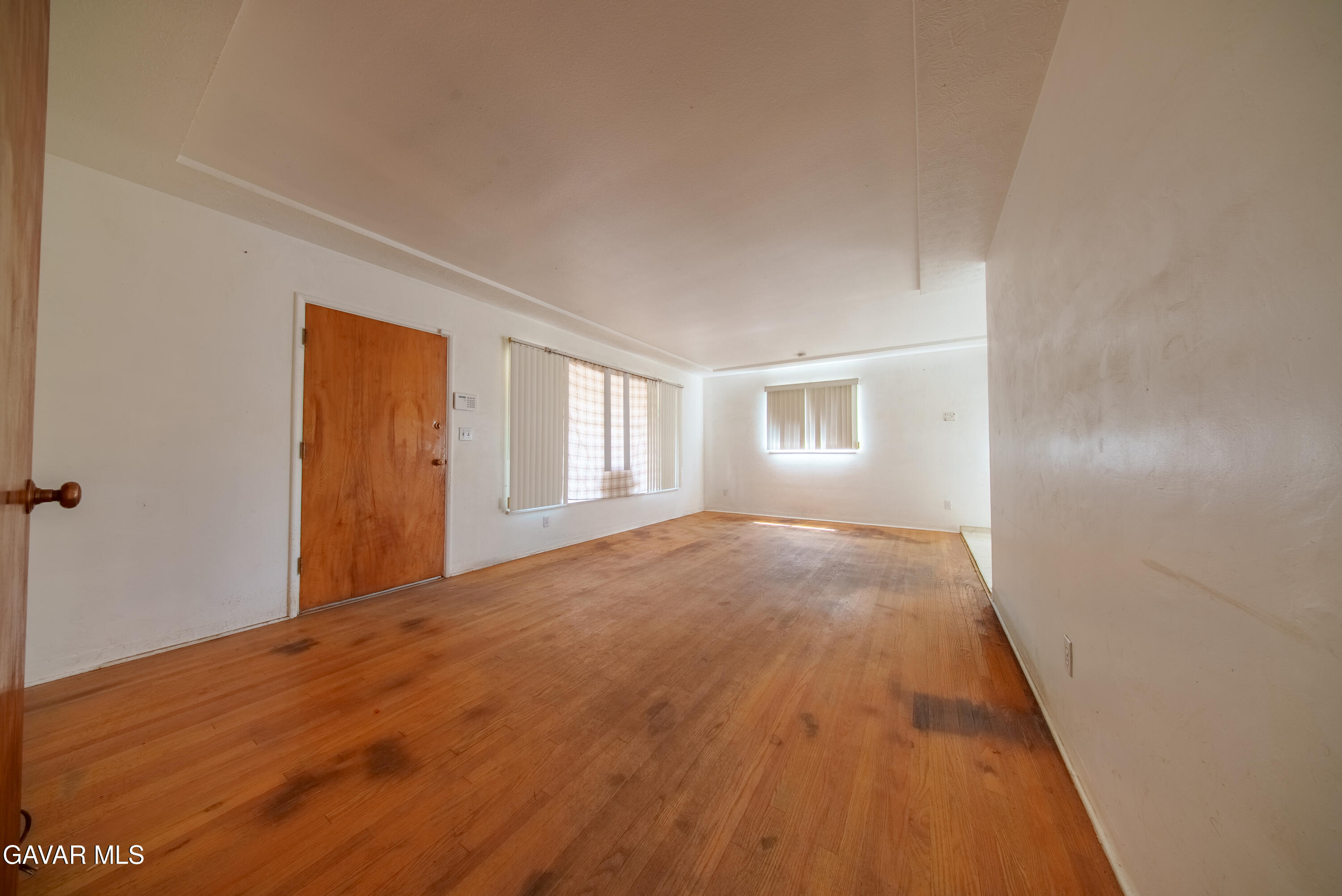 2709 Peerless Avenue Property Photo 3
