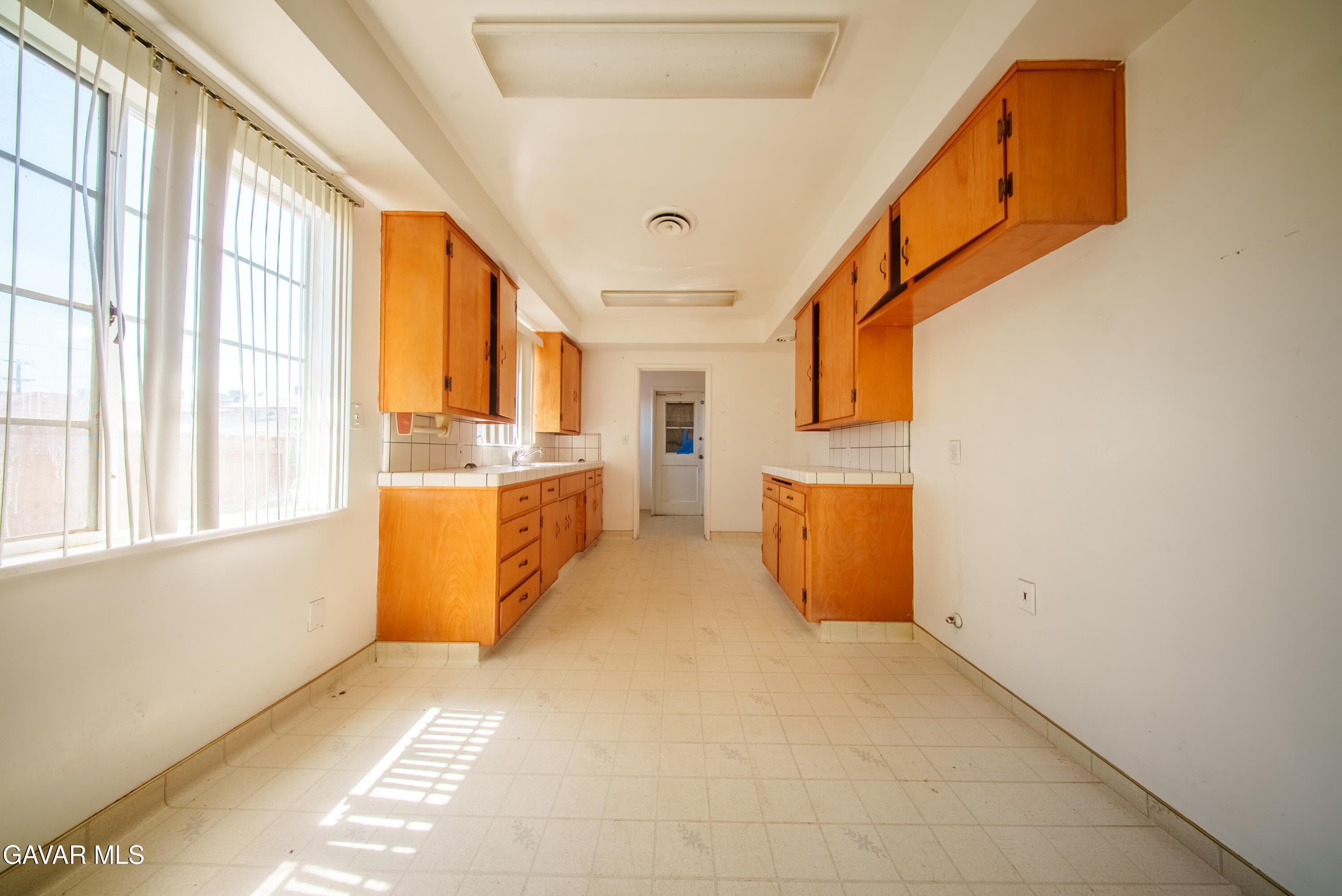 2709 Peerless Avenue Property Photo 4