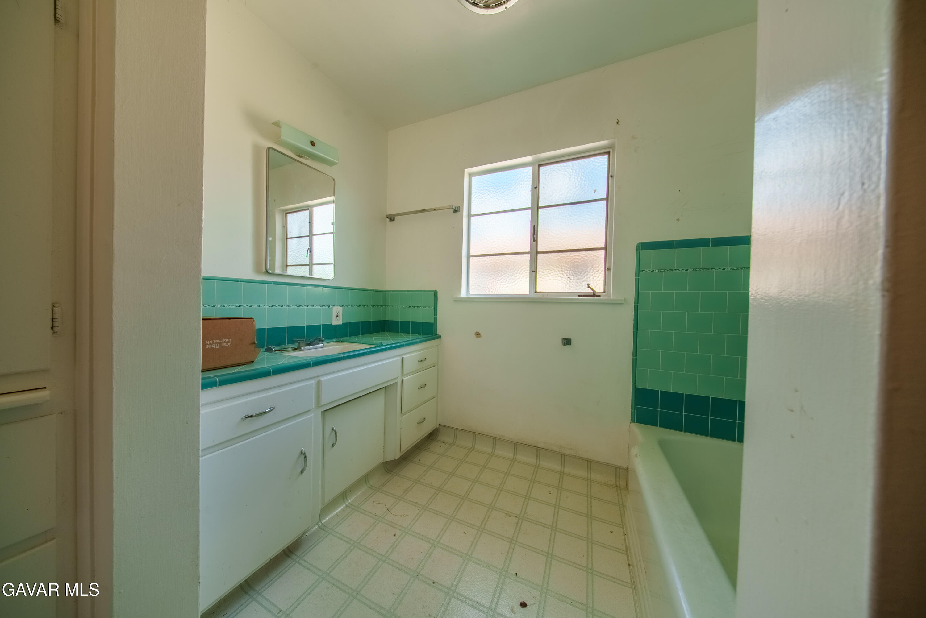 2709 Peerless Avenue Property Photo 6
