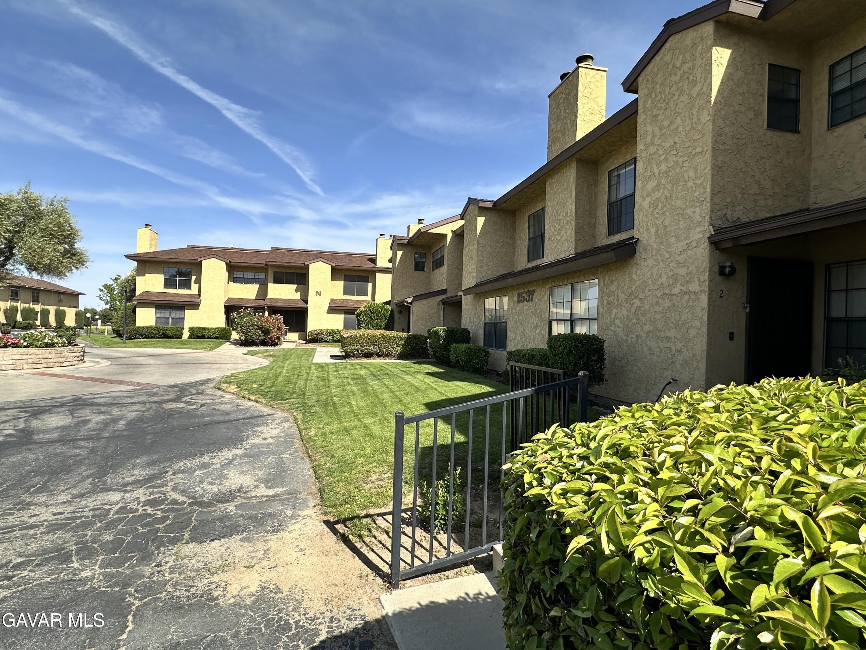 1537 W Avenue L, Unit 4 Property Photo 2