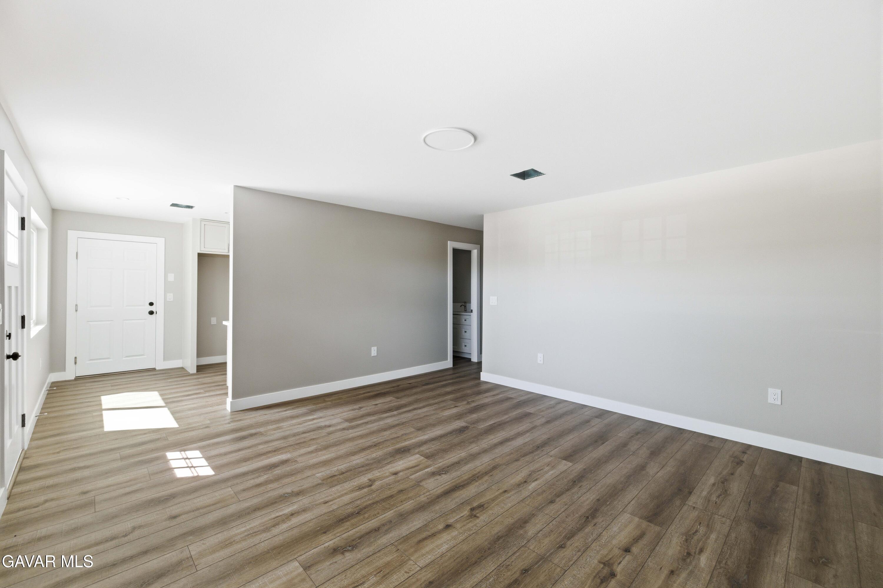 43347 Echard Avenue Property Photo 5