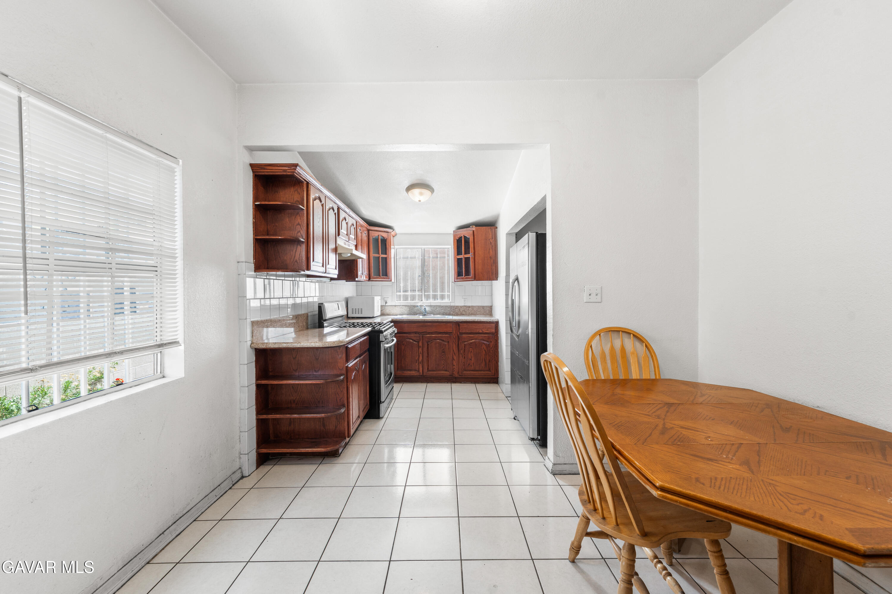 602 W 40th Place, 3 Property Photo 6