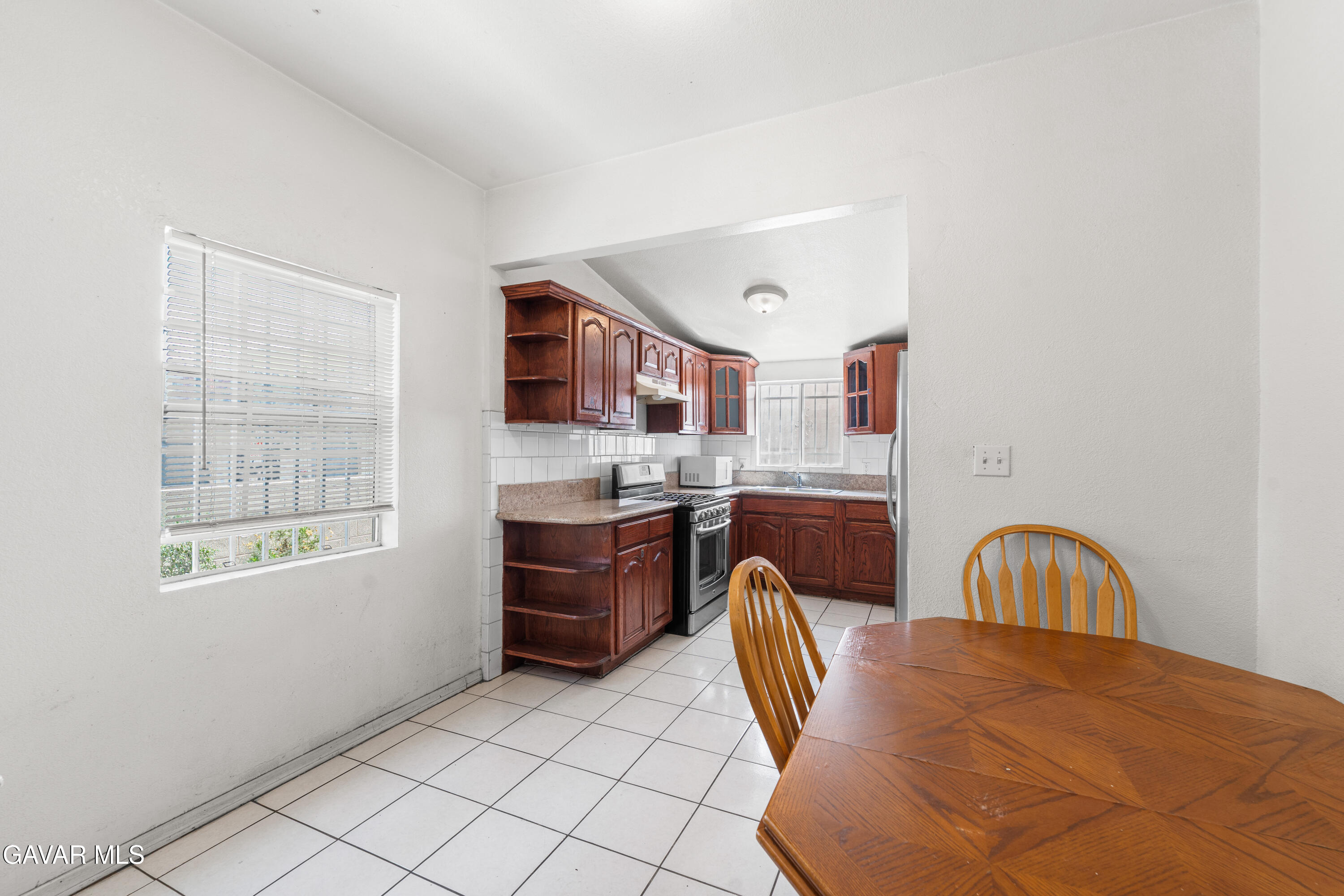 602 W 40th Place, 3 Property Photo 7