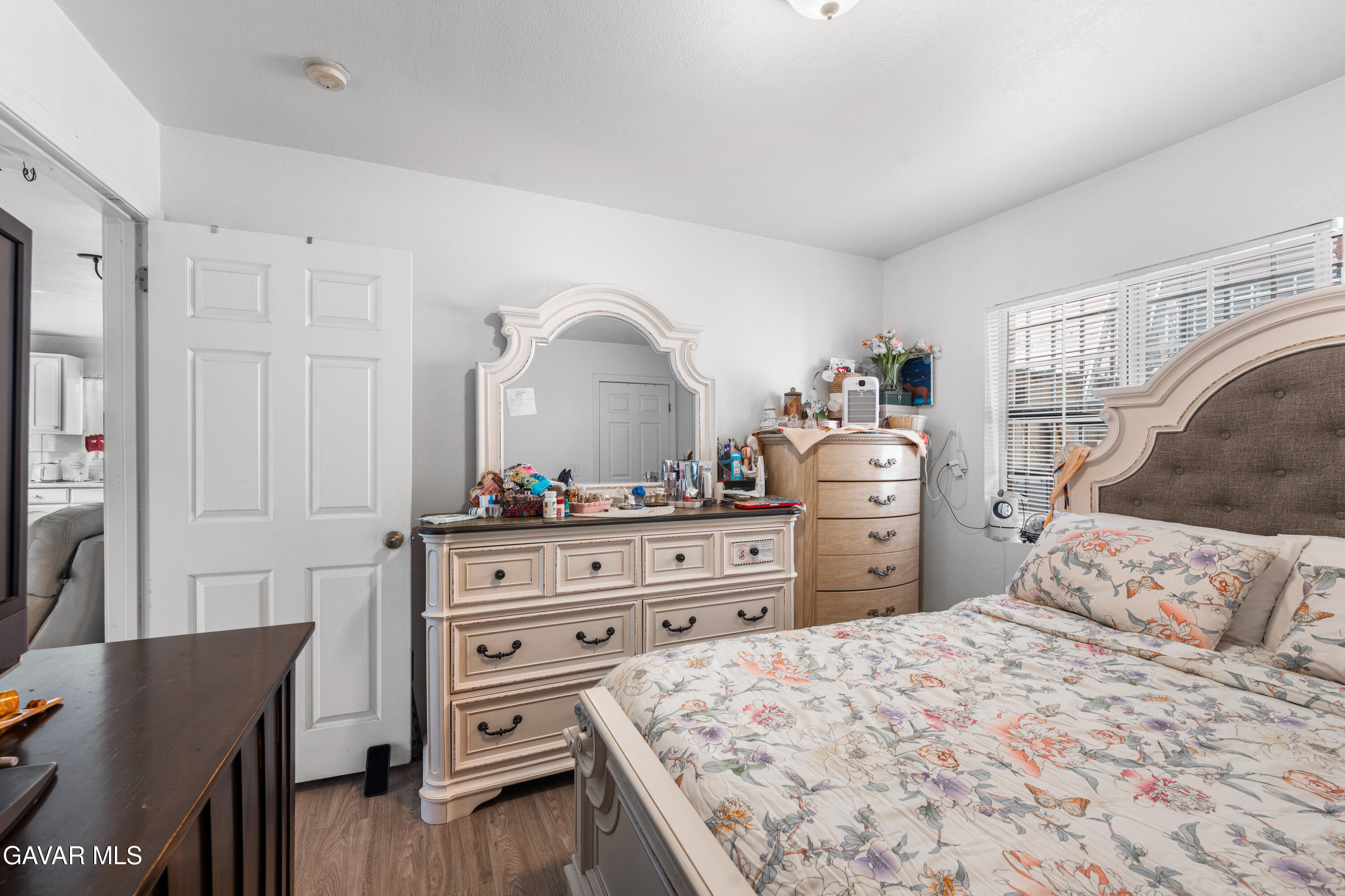 602 W 40th Place, 3 Property Photo 12
