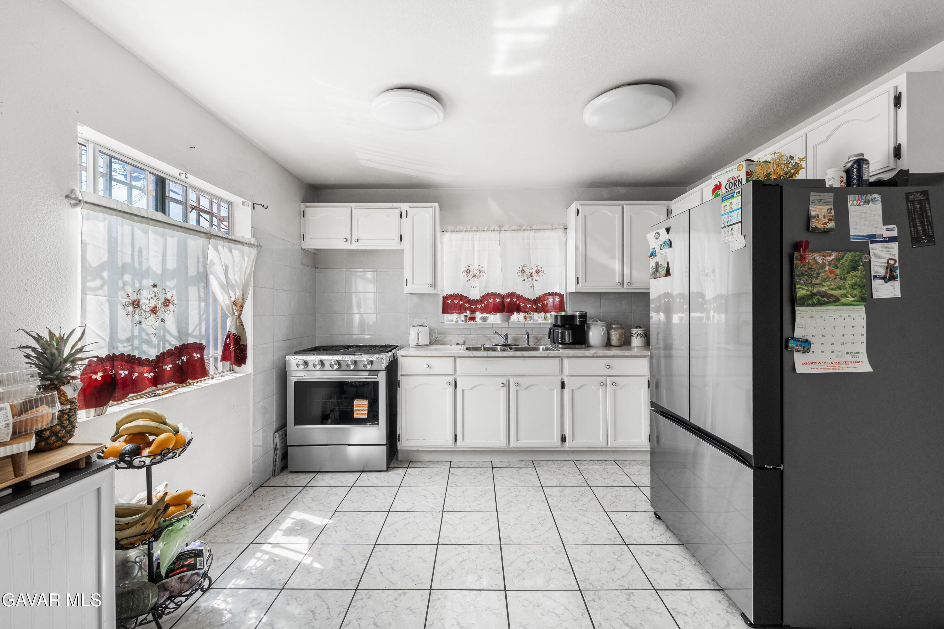 602 W 40th Place, 3 Property Photo 13