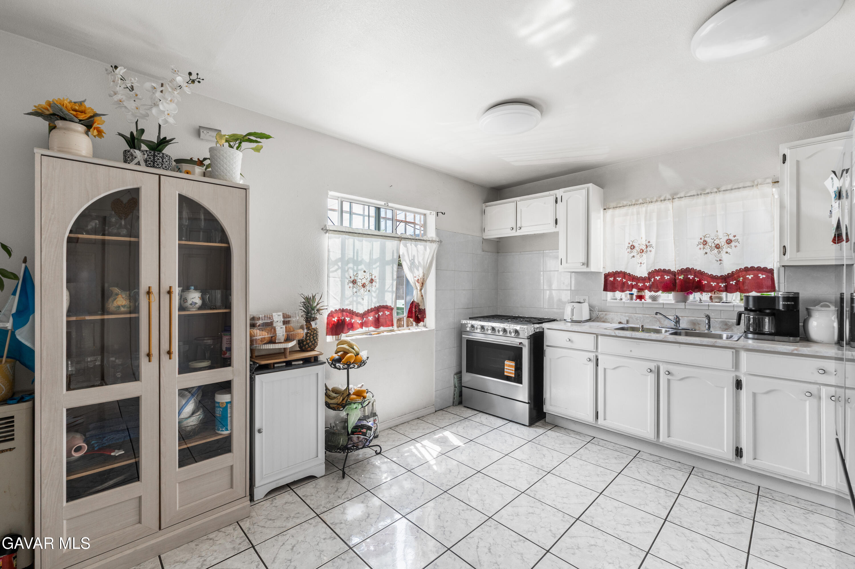 602 W 40th Place, 3 Property Photo 15
