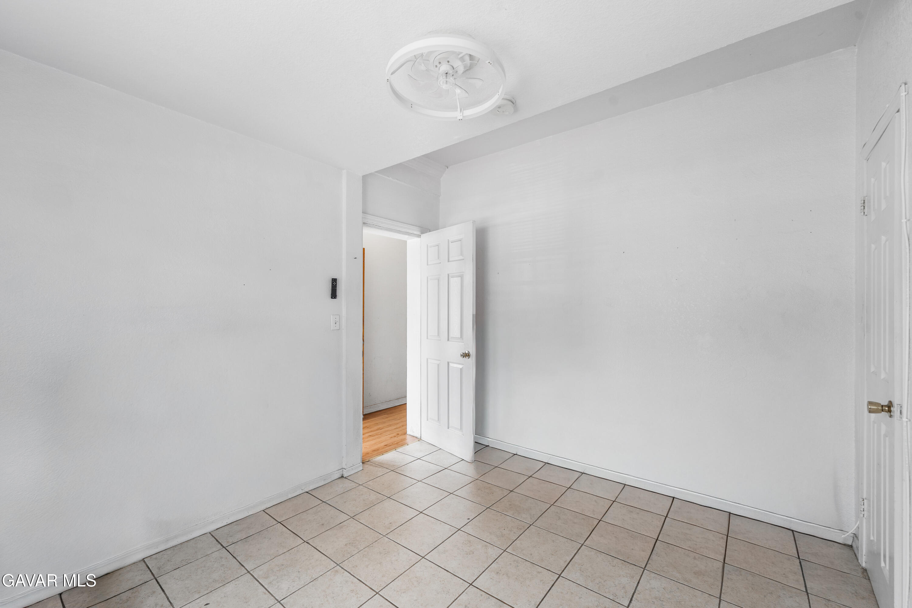 602 W 40th Place, 3 Property Photo 21