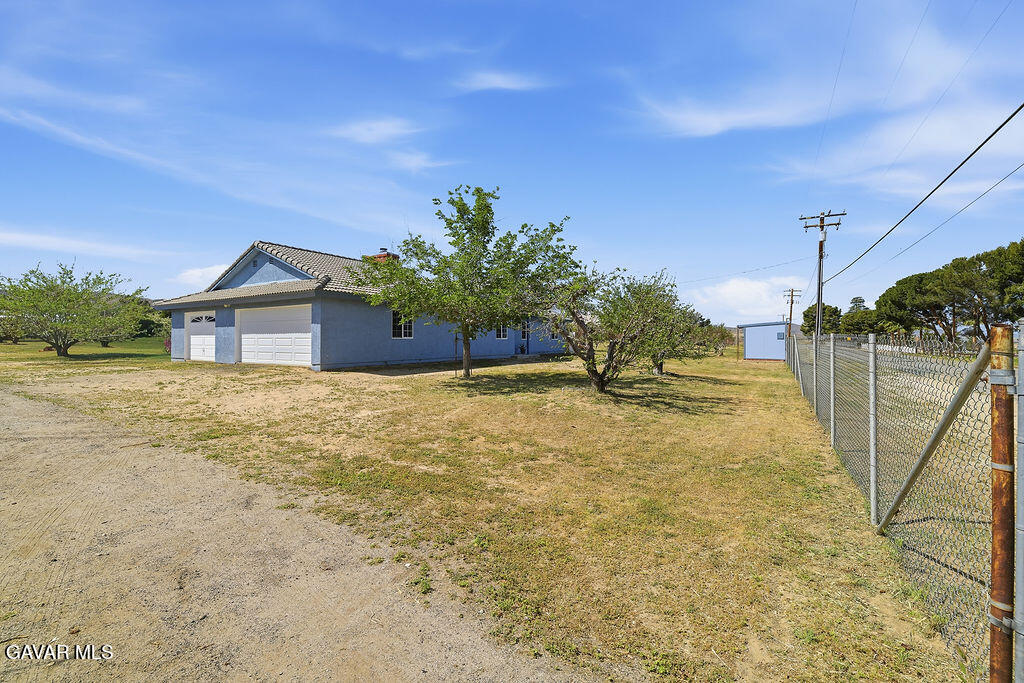 7624 E Avenue U Property Photo 5